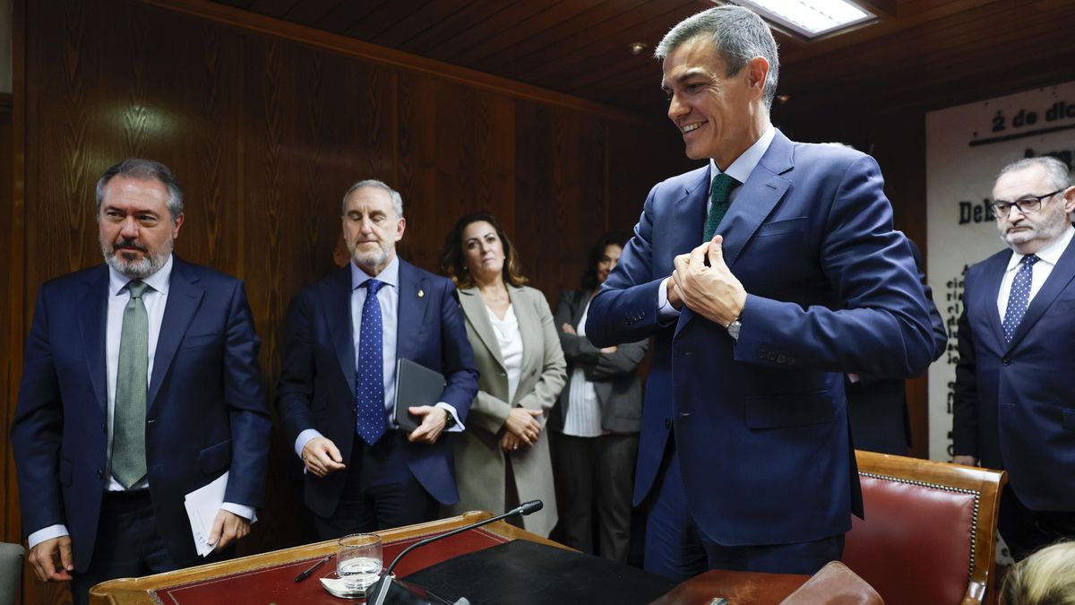 El presidente del Gobierno, Pedro Sánchez (2d), acompañado por varios senadores socialistas, incluido Juan Espadas (i), y el secretario general del Grupo Socialista en el Senado, Alfonso Gil (2i). EFE/Mariscal