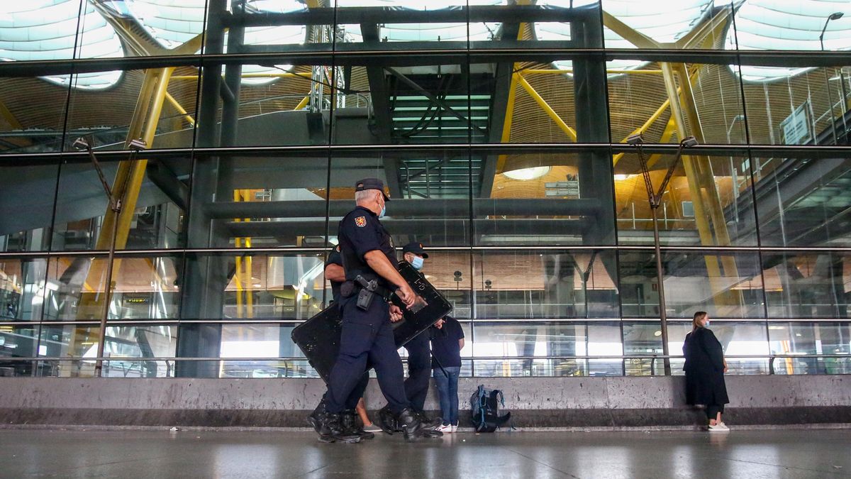 Archivo - Agentes de Policía Nacional vigilan la T4 del Aeropuerto Adolfo Suárez Madrid-Barajas