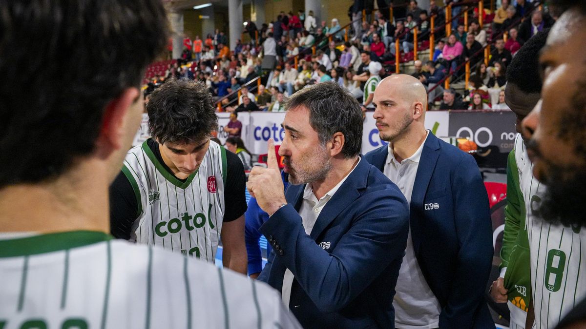 Gonzalo Rodríguez en un tiempo muerto con el Coto Córdoba CB