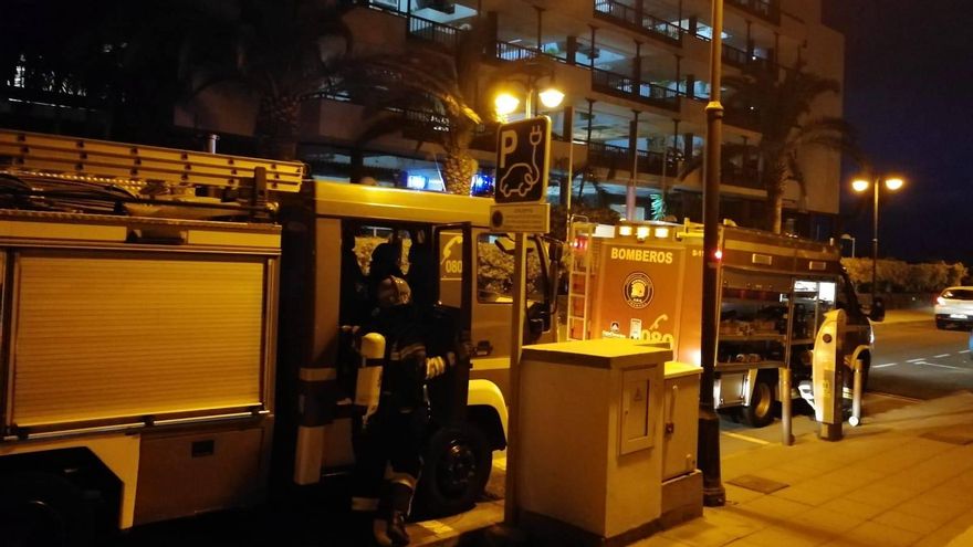 El equipo de Bomberos la Palma desplazado en la tarde noche de este sábado, 24 de octubre, a  Los Cancajos (Breña Baja).