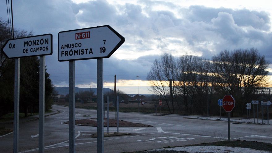 La azucarera, clausurada desde hace veinte años, tras las señales de acceso al municipio