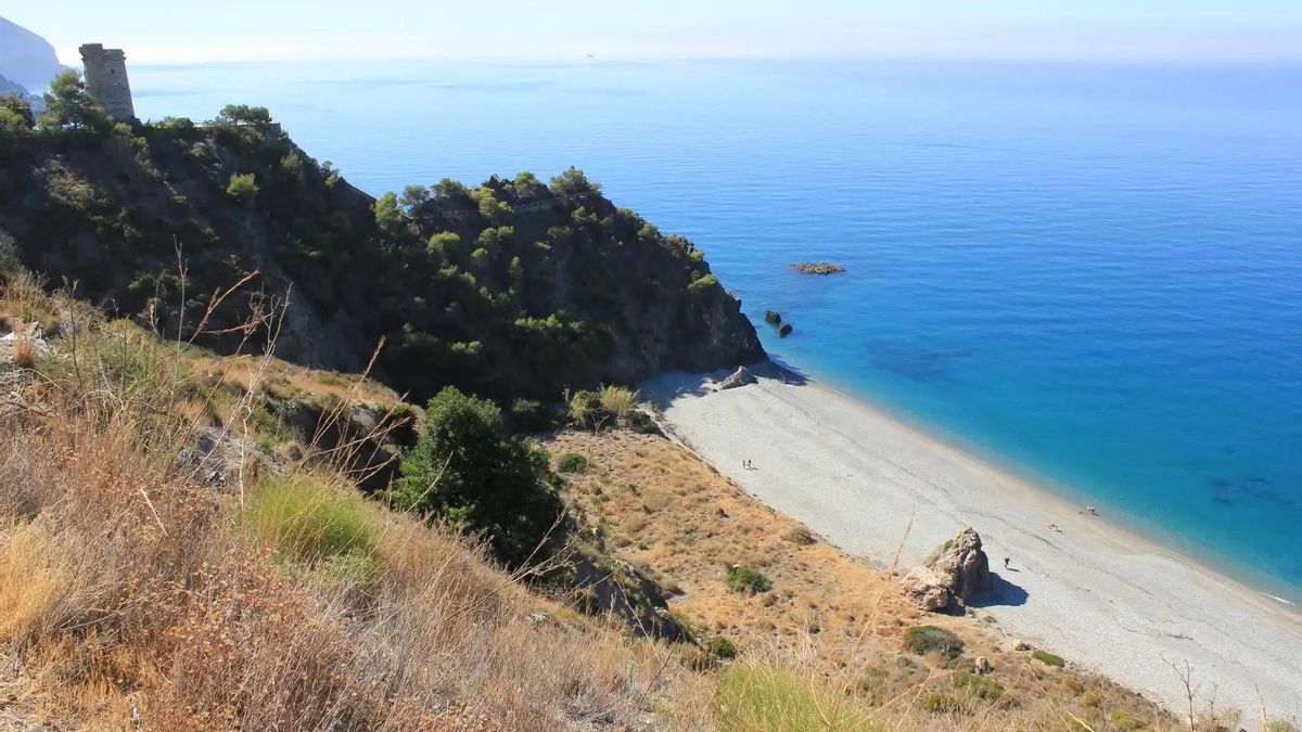 La pequeña playa de la costa de Málaga con aguas cristalinas, fondo de rocas y perfecta para practicar snorkel
