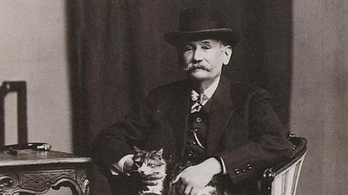 El escritor Benito Pérez Galdós (1843-1920) con uno de sus gatos.