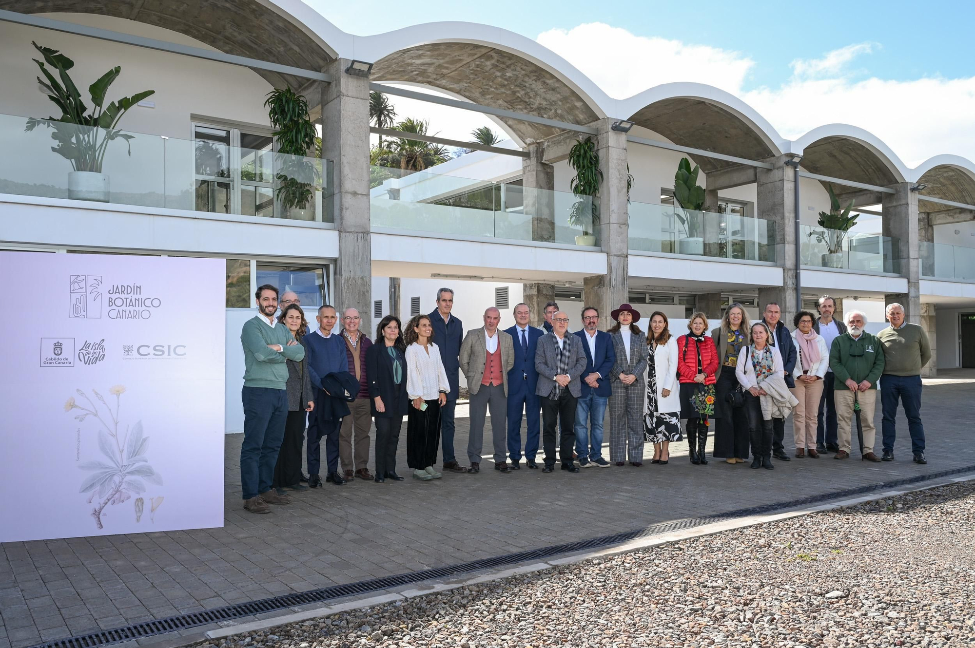 Foto de familia ante el Edificio Multiusos Eric Ragnor Sventenius en el Jardín Botánico Canario Viera y Clavijo.