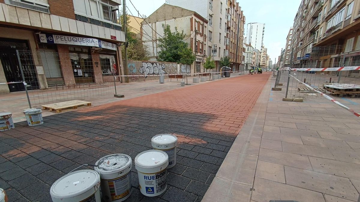 León ultima el asfalto pintado en la calle 'de prioridad peatonal' del final de Padre Isla