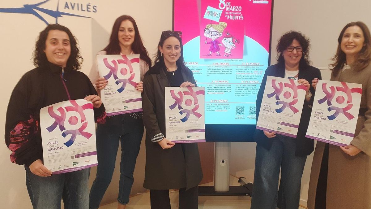 Presentación de la marcha en Avilés En la imagen Aida de Luis (Abierto Asturias), Desiré Fernández (Abierto Asturias), Belén Fernández (Enjoy), Lucía Fernández Ron y Sandra Miranda (El Corte Inglés) 