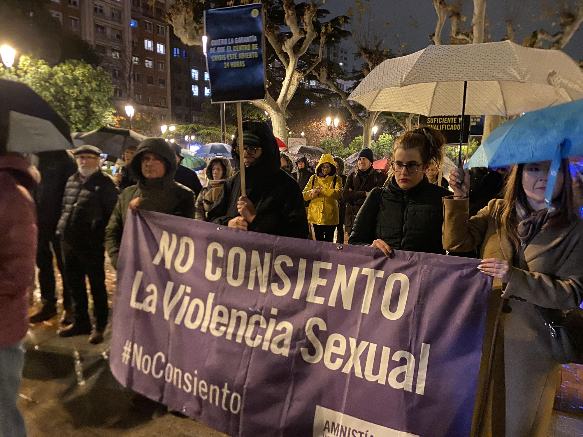 La lluvia no calla el grito feminista contra la violencia de género en Logroño