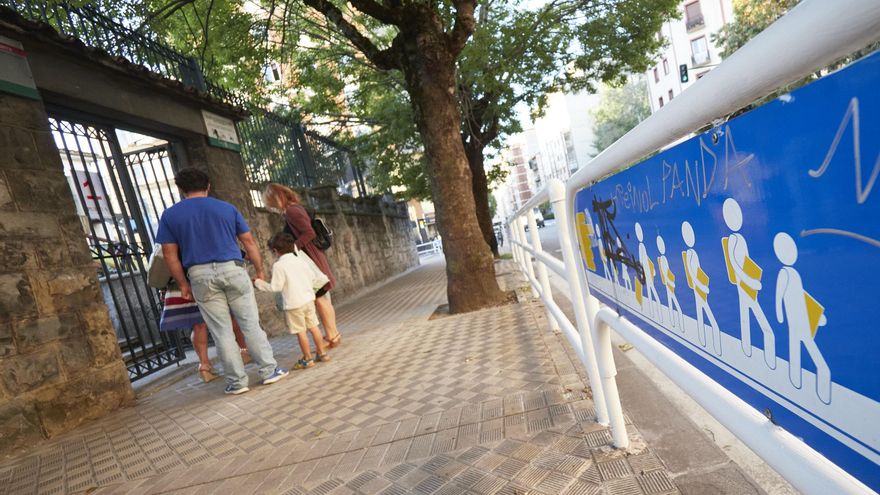 Archivo - Padres con sus hijos frente a las puertas del Colegio Público Víctor Pradera en el primer día de colegio del curso escolar 2020-2021en Pamplona, Navarra (España), a 4 de septiembre de 2020. Desde que finalizase el pasado curso por la COVID-19, e