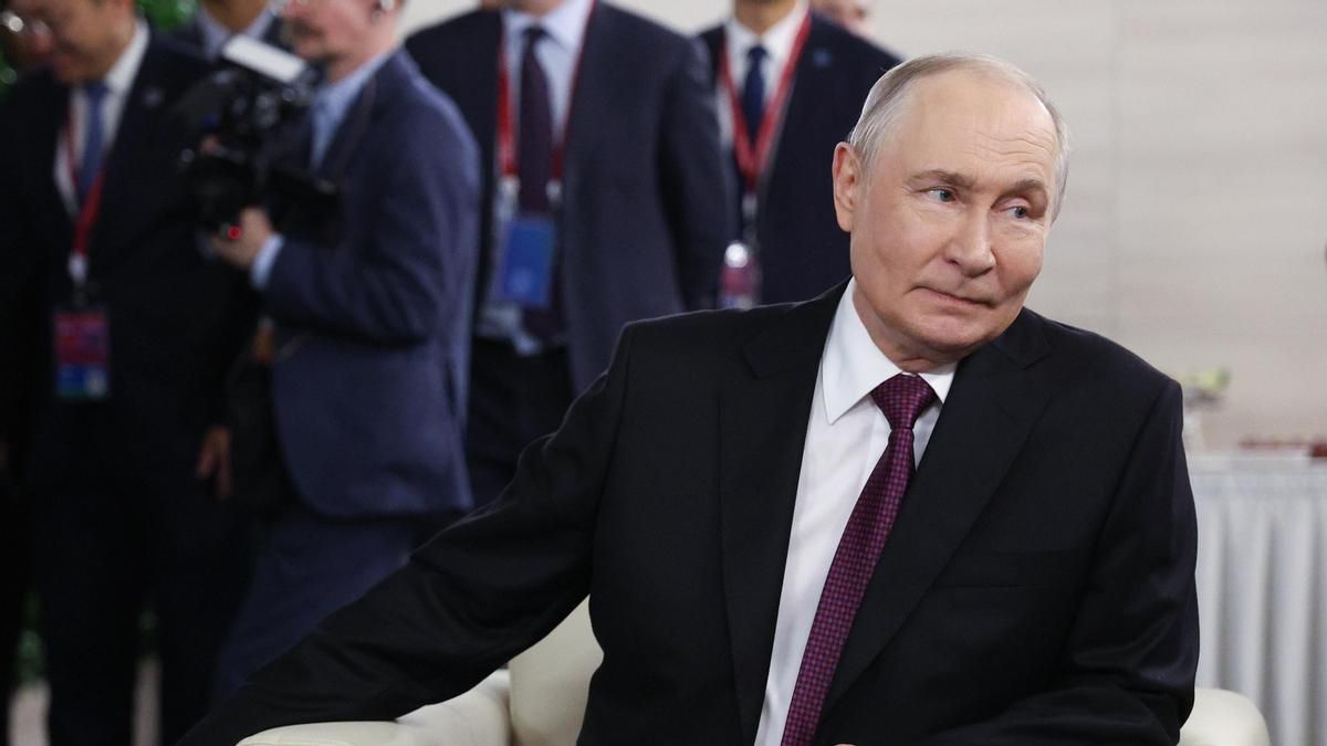 El presidente ruso, Vladímir Putin, observa antes de una sesión plenaria del Foro Económico Oriental en la ciudad de Vladivostok, capital del Lejano Oriente ruso, el 3 de septiembre de 2026. EFE/EPA/VYACHESLAV PROKOFYEV/SPUTNIK/KREMLIN POOL CRÉDITO OBLIGATORIO