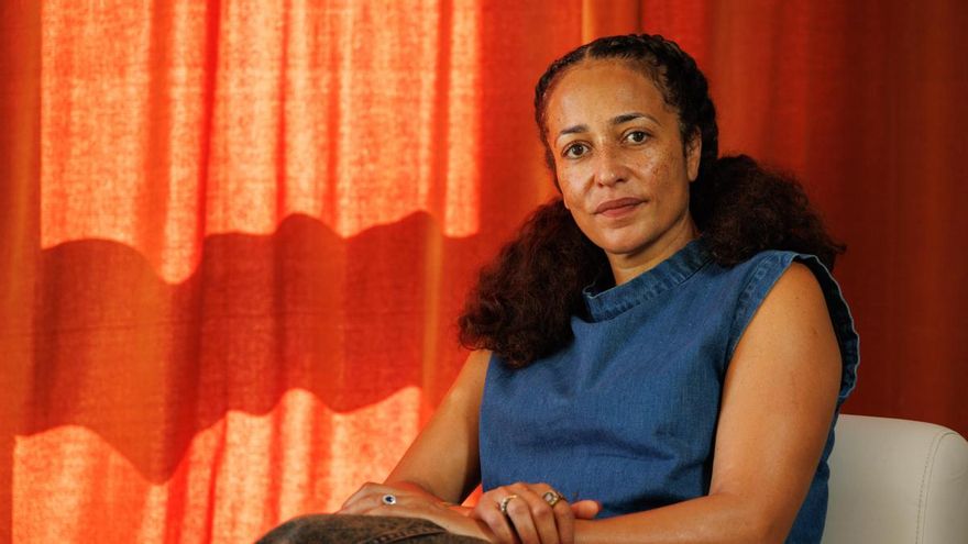 Zadie Smith: “Nos tocará responder por qué preguntábamos cosas absurdas a ChatGPT mientras el planeta se iba al garete”