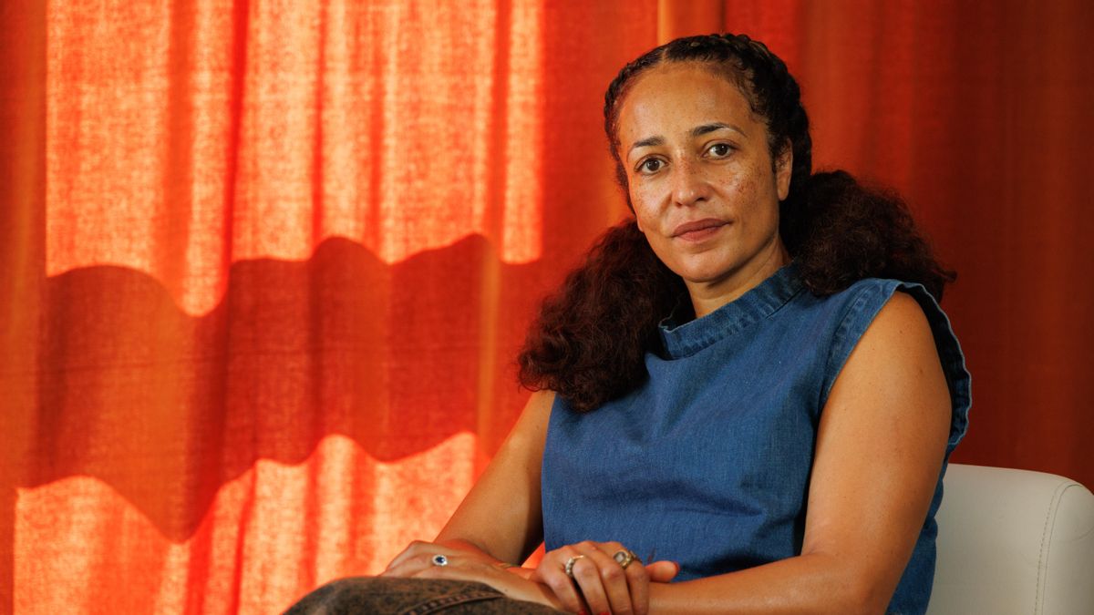 Zadie Smith: “Nos tocará responder por qué preguntábamos cosas absurdas a ChatGPT mientras el planeta se iba al garete”