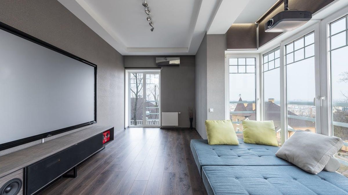 Una pantalla de proyección ALR que permite ver la proyección durante el día.