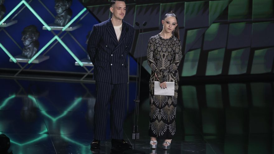 C. Tangana y la actriz Carla Quílez, entregando uno de los premios