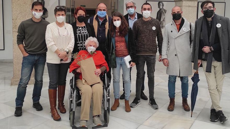 La hija y nietos de Antonio Elviro junto a miembros de Extremeñería, asociación impulsora del asunto, y diputados de Unidas