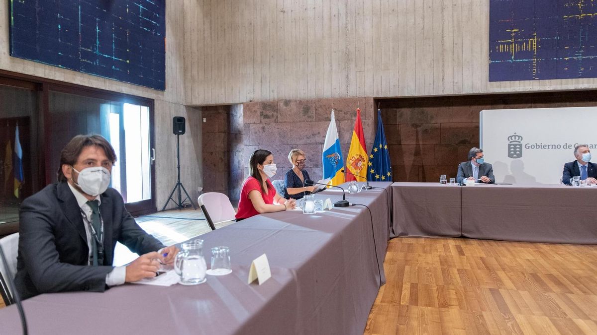 El presidente de la patronal hotelera de Santa Cruz de Tenerife, Jorge Marichal, en la reunión con el ministro de Inclusión, Seguridad Social y Migraciones, José Luis Escrivá.
