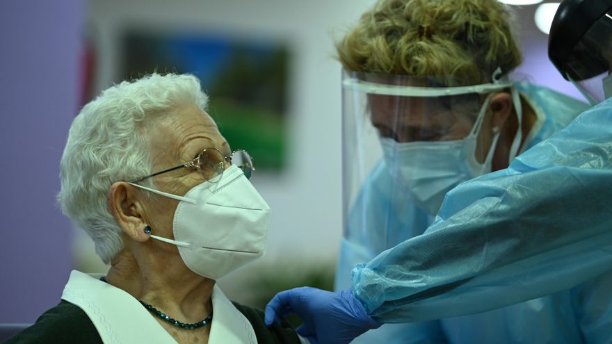 Araceli Hidalgo, nacida en 1924, se convertía a las nueve de la mañana del domingo en la primera española en recibir la dosis. Además de ser la usuaria más longeva de la residencia, Araceli es oriunda de Guadix, Granada, aunque lleva 25 años empadronada en Guadalajara.
