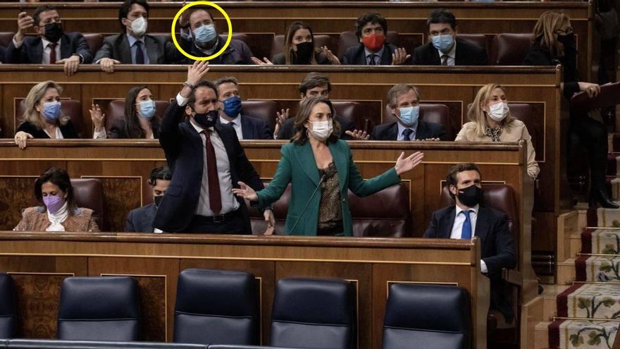 El diputado del PP que permitió por error aprobar la reforma laboral entró al Pleno tras las votaciones