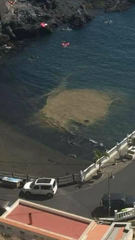 Playa San Juan, en Guía de Isora, con microalgas muy cerca de la arena
