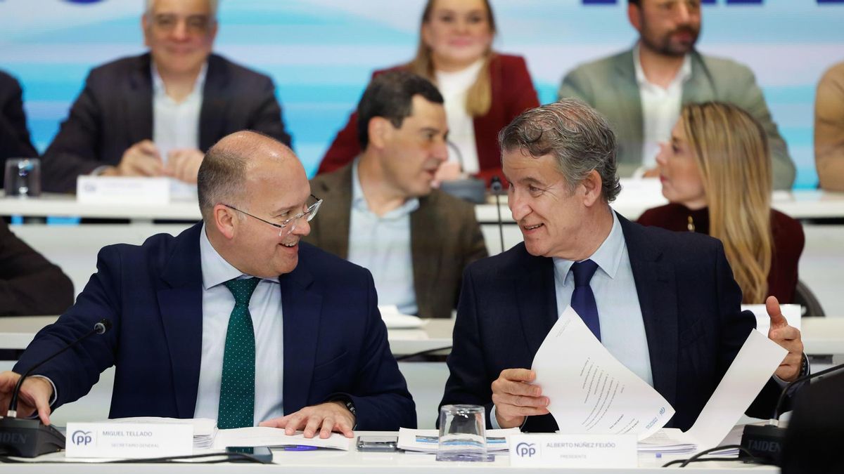 El líder del PP, Alberto Núñez Feijóo, junto a su secretario general, Miguel Tellado. Tras ellos, la presidenta de Extremadura, María Guardiola, el de Andalucía, Juan Manuel Moreno, y otros barones autonómicos del partido.