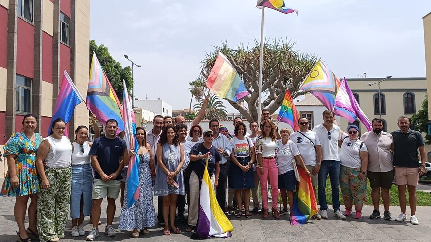 La bandera arcoíris ondea en Puerto del Rosario con motivo del Día Internacional del Orgullo