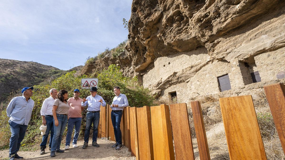 Visita al frente de cuevas de Risco Caído tras las actuaciones de mejora. (David Delfour / Cabildo de Gran Canaria)