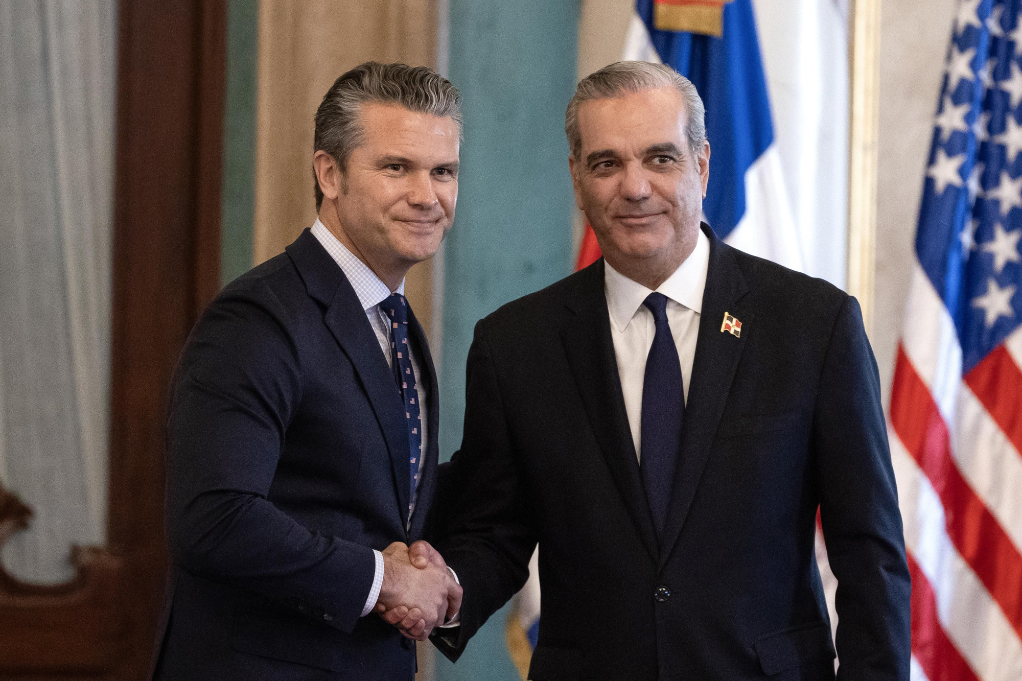 O presidente da República Dominicana, Luis Abinader (à direita), posa com o secretário da Guerra dos EUA, Pete Hegseth, nesta quarta-feira no Palácio Nacional em Santo Domingo, República Dominicana. EFE/Orlando Barria