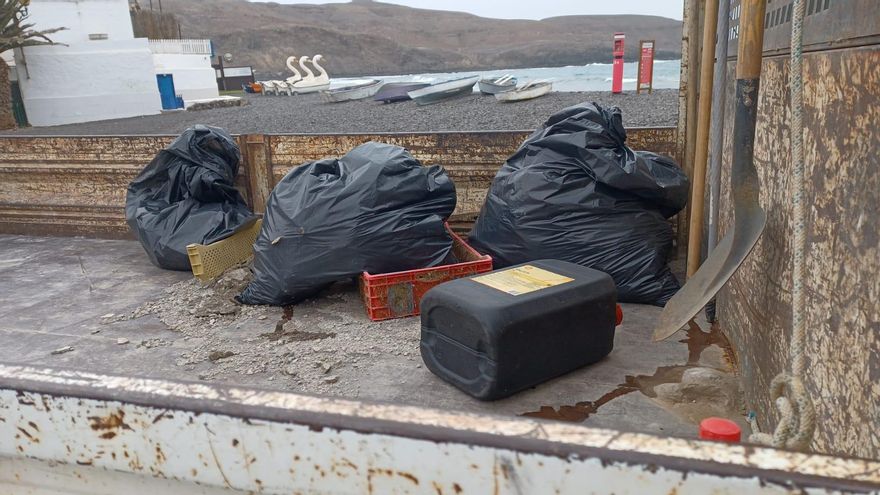 Sacos de basura tras la recogida de basura en la playa