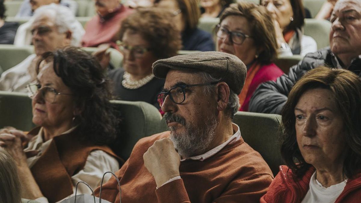 Decenas de personas se quisieron acercar al salón de actos de la Delegación del Gobierno en Murcia para compartir el debate sobre Memoria Histórica y mujer