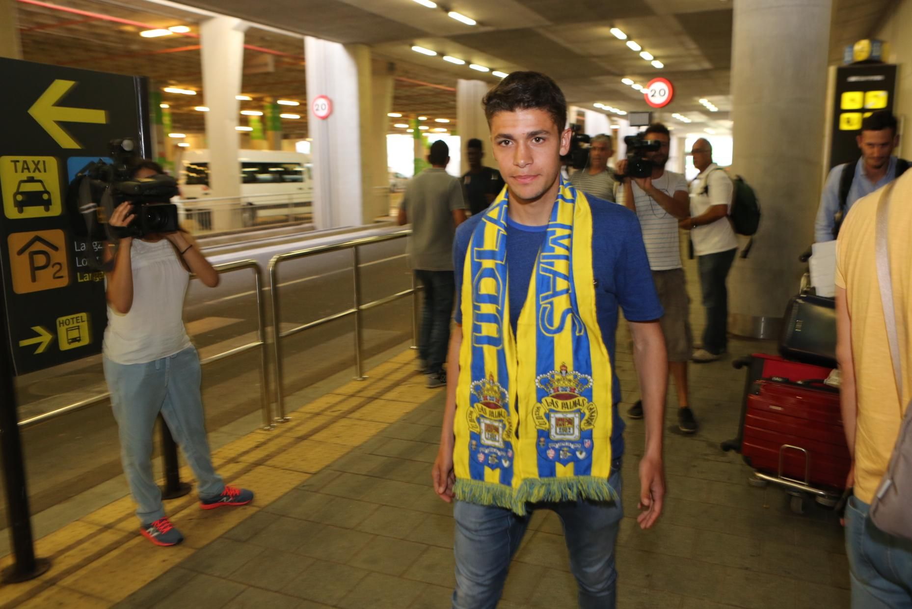 La llegada de Mateo García al aeropuerto de Gran Canaria. Alejandro Ramos.