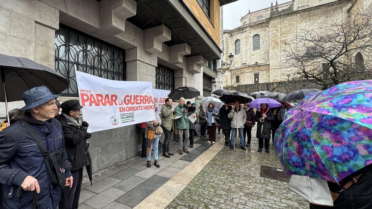 Decenas de personas claman "no a la guerra" bajo una lluvia incesante en Santander