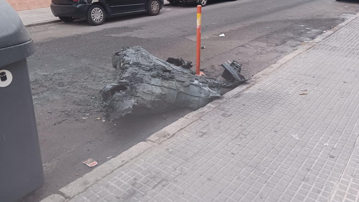 Los bomberos sofocan el incendio de un contenedor que ha afectado a un vehículo