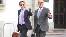 Salvador Alba, junto al abogado Pedro Ayala, en una comparencia en el TSJC: (ALEJANDRO RAMOS)