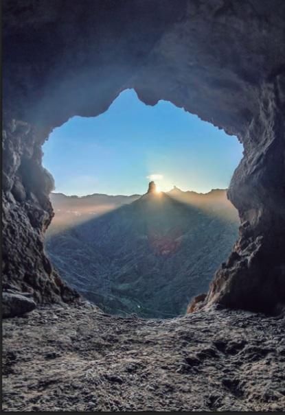 Desde la cueva pintada de los Corrales de Acusa (Gran Canaria), el sol del invierno surge por el Bentayga.