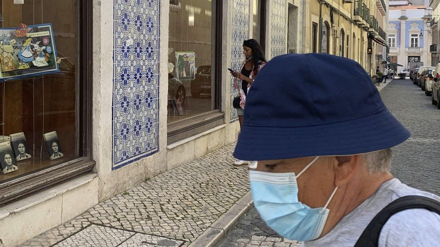 Vista de una calle del centro de Lisboa, donde el crecimiento de los positivos de covid en la capital lusa alerta a las autoridades sanitarias y alimenta la polémica sobre los excesos en celebraciones multitudinarias, como la protagonizada recientemente por seguidores del Sporting o la que se avecina tras la final de la Champion. El país exhibe hoy algunas de las mejores cifras de control de la pandemia de Europa, pero se multiplican las voces de especialistas que advierten sobre el avance de la enfermedad en Lisboa.- EFE / Irene Barahona
