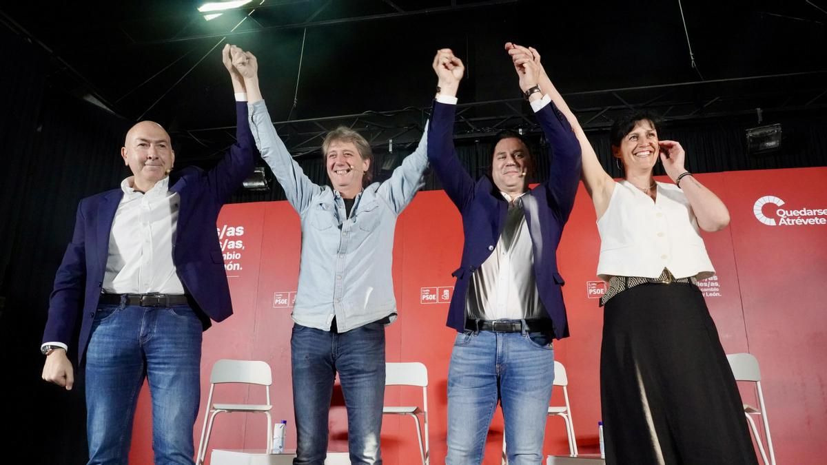 El líder del PSOE autonómico, Carlos Martínez, junto al provincial, Javier Alfonso Cendón, y el secretario adjunto de Política Municipal, Alejandro Soler.