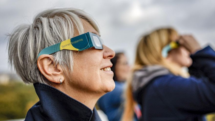 Una mujer mirando un eclipse en una imagen de archivo.