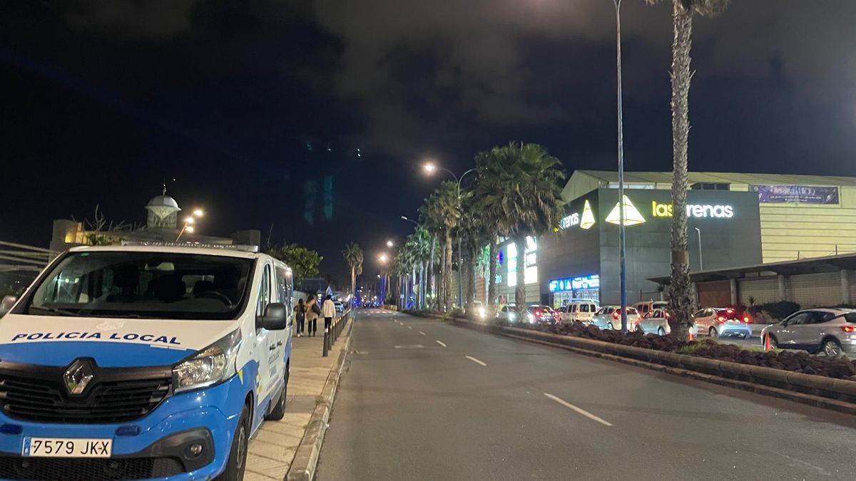 Uno de los vehículos desplegados en la zona del auditorio. A la derecha, el único acceso permitido: la entrada al centro comercial.