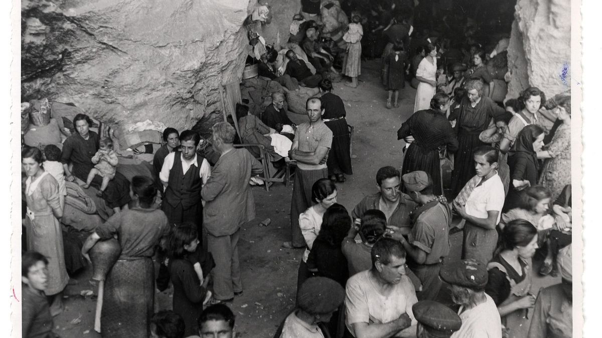 Alguns dels veïns d’Onda que es van refugiar a la cova de l’Algepsar, el dia després de la batalla. 