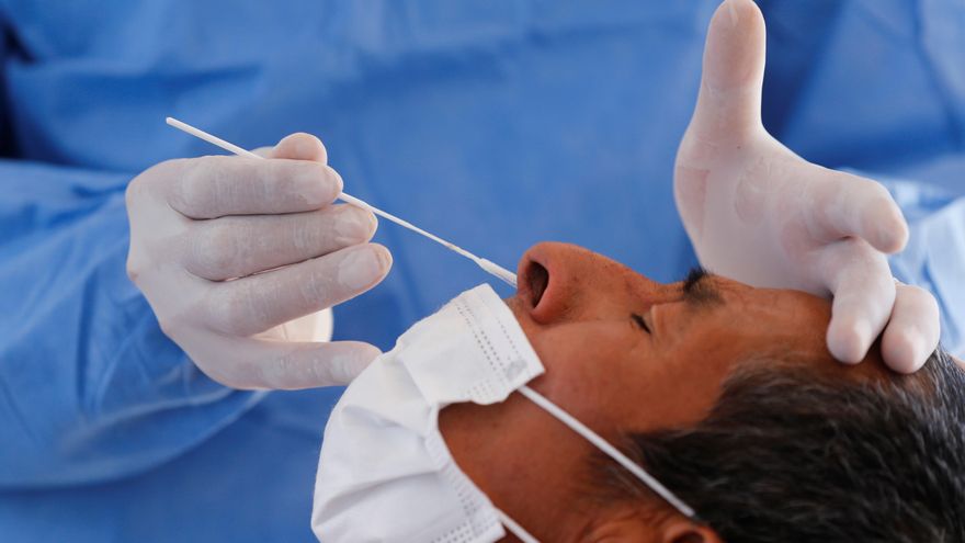 Personal médico realiza pruebas rápidas de detección de antígenos para la codiv-19. EFE/Francisco Guasco/Archivo
