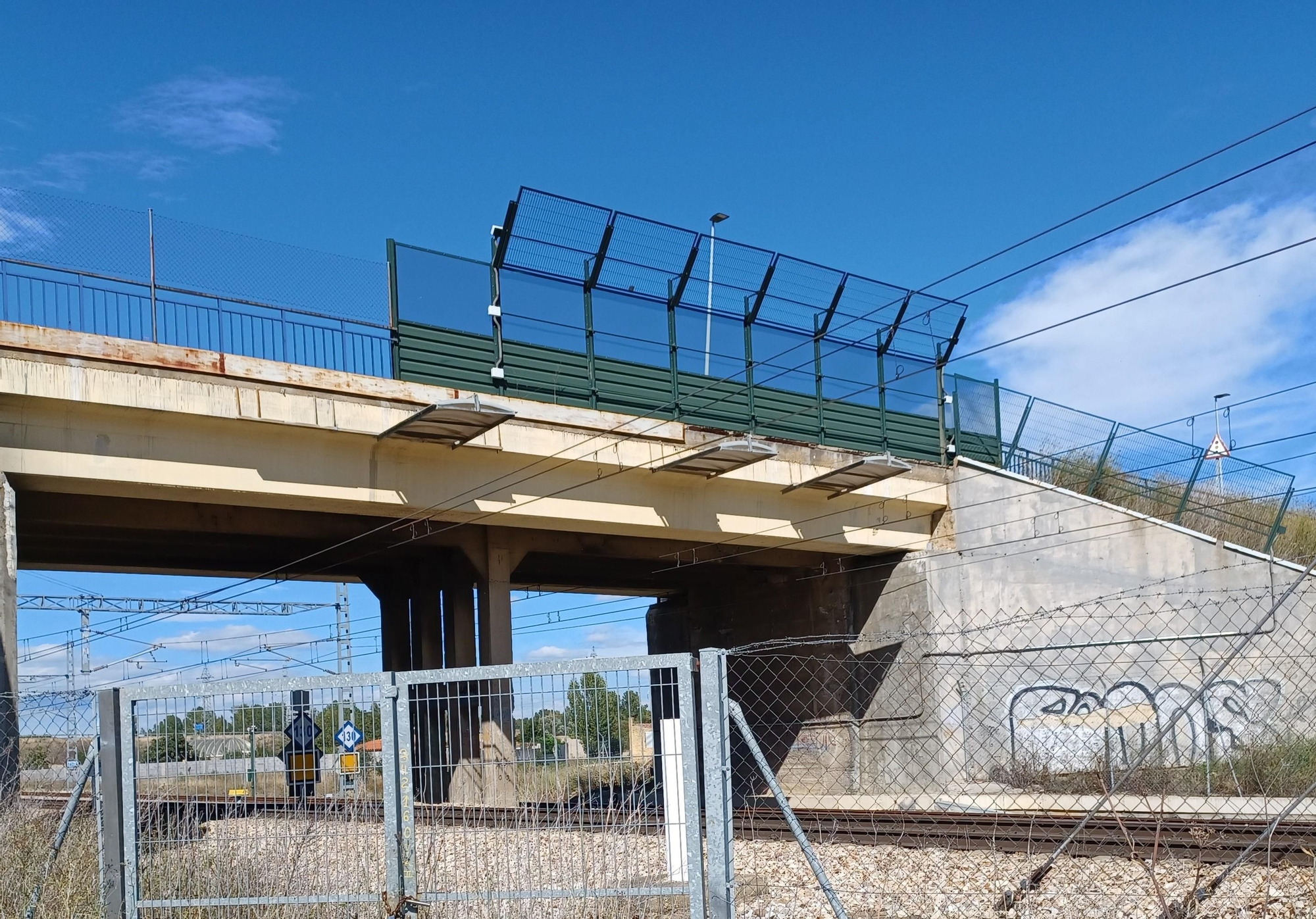 Paso superior que se sustituye en Trobajo del Cerecedo, visto desde abajo, donde desaparecerá el pilar de en medio.