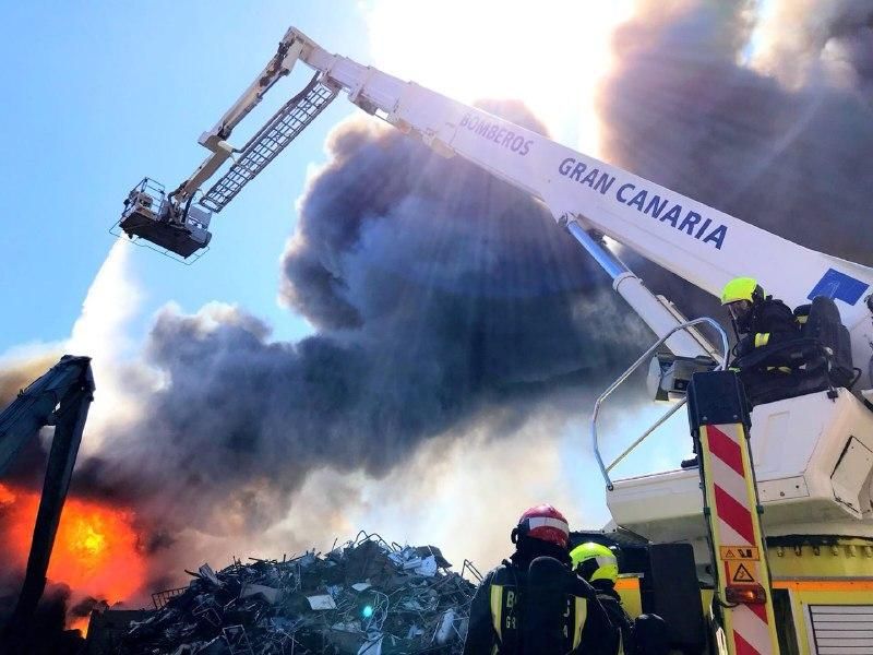 Los bomberos trabajan para intentar sofocar el incendio.