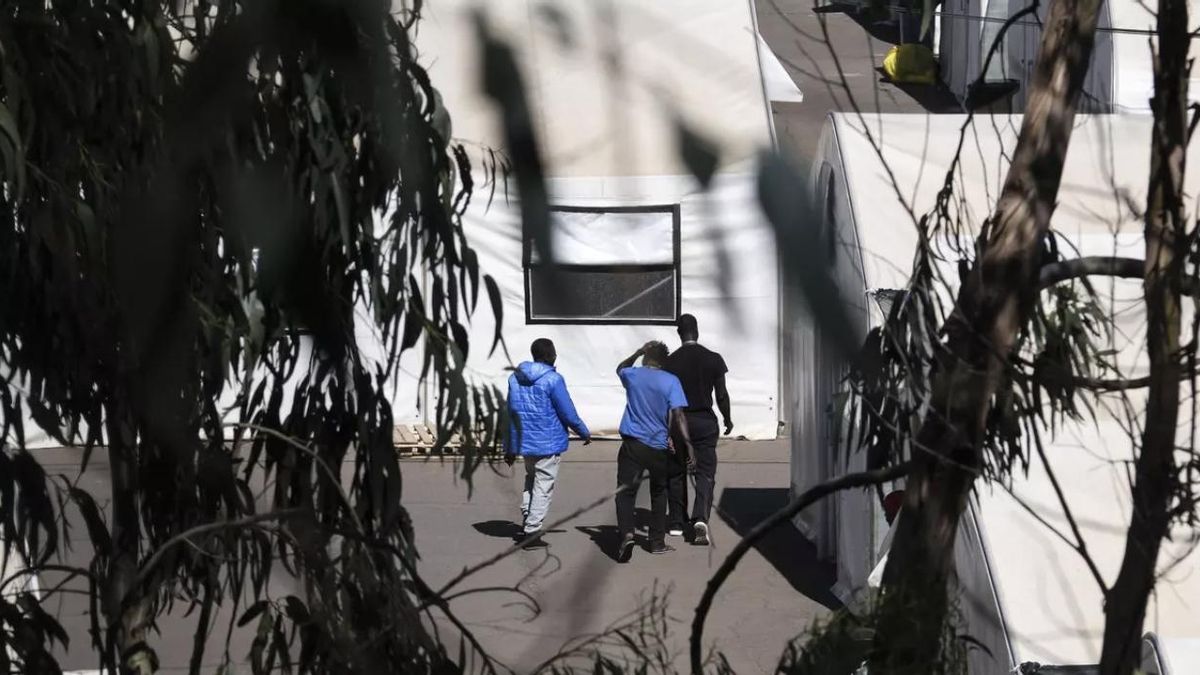 Imagen de archivo de tres personas en el centro de acogida de Las Raíces, en Tenerife