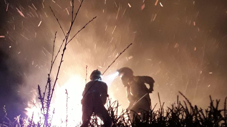 En primera línea contra el fuego en una comarca que arde una y otra vez: "Niño, saca el chisquero que estos ya se van"
