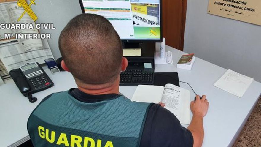 Un guardia civil trabaja en la operación Fake-Job.