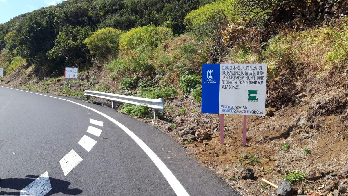 Un tramo de la carretera LP-206 donde se ha llevado a cabo la actuación de limpieza