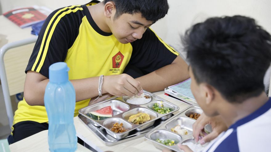 Cerca de 6.000 niños intoxicados en Indonesia en un programa escolar de comida gratuita