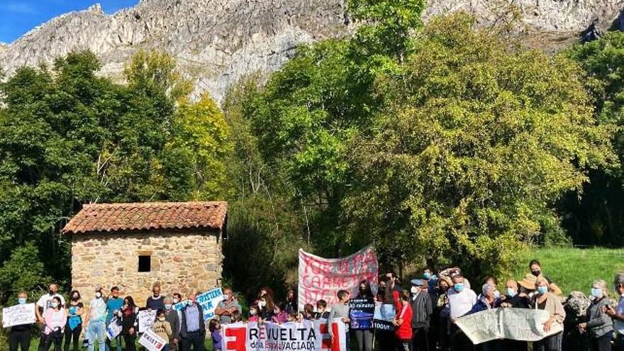 Los vecinos de Cubillas de Arbas demandando mejores servicios. // León Ruge