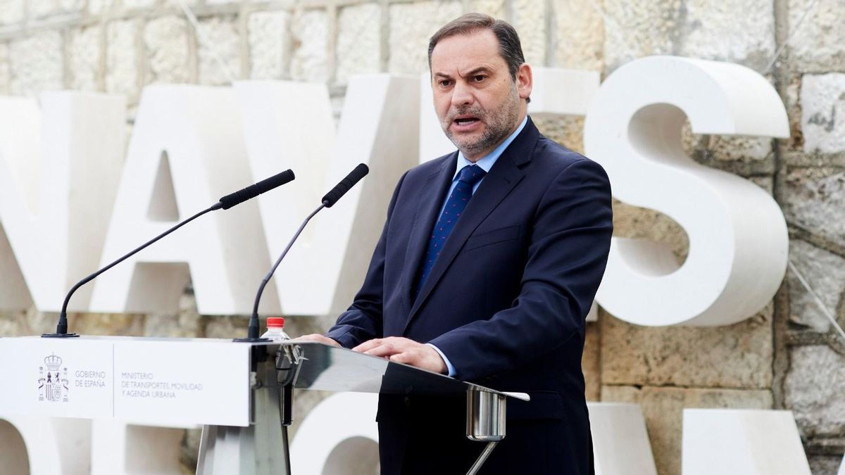 El ministro de Transportes, Movilidad y Agenda Urbana, José Luis Ábalos, en Santander
