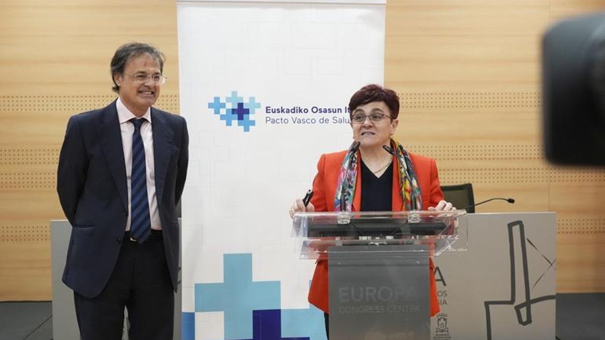 El consejero Alberto Martínez y la directora general de Osakidetza, Lore Bilbao