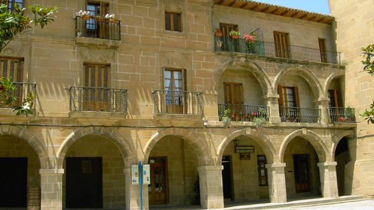 De estilo medieval, este pequeño y apacible pueblo riojano alberga casas de piedra sillar y bodegas excavadas bajo el suelo